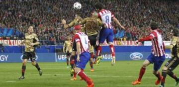 3-1. Raúl García marca el tercer gol de cabeza.