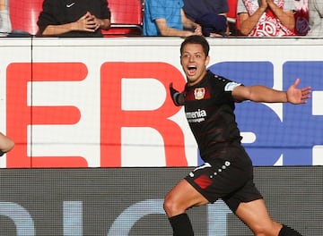 El delantero mexicano termina su vínculo con el Bayer Leverkusen el próximo verano en el que seguramente busque su último gran contrato profesional.