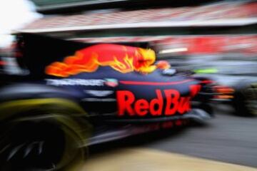 El holandés Max Verstappen de Red Bull Racing saliendo del box de su equipo.