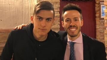 Dybala posa con un aficionado este lunes en &#039;Los Arroces de Segis&#039;.