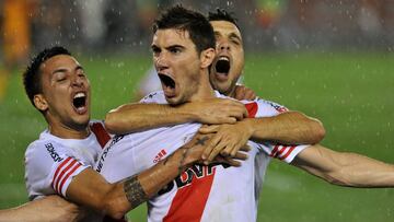 Lucas Alario celebra un gol con la camiseta de River Plate.