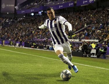 El futbolista español firmó un contrato con el FC Barcelona para formar parte del filial. Tras su presentación, apenas unas horas después, el equipo catalán le rescindió el contrato tras ver varios comentarios en las redes sociales contra el club culé. 