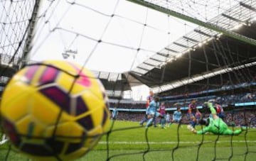 David Silva marca el segundo tanto de Manchester City sobre Crystal Palace.