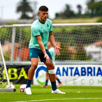 Montero estuvo 40 minutos sobre el césped de La Albericia en su primer entrenamiento.