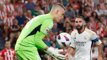 Lunin atrapa un balón durante el Athletic - Real Madrid.