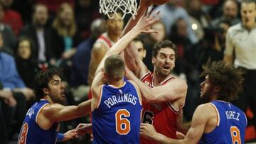 Porzingis y Pau Gasol, durante un partido esta temporada.