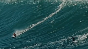 Pierre Caley y Pierre Rollet surfeando una ola gigante en Belharra, el 27 de enero del 2025.