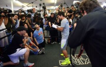 El boxeador filipino y campeón mundial en ocho divisiones Manny Pacquiao entrena frente periodistas, en el club de boxeo Wild Card, en Hollywood, California (EE.UU.). Pacquiao se enfrentará a Floyd Mayweather Jr. en una pelea por el título mundial unificado peso welter, en Las Vegas, el próximo 2 de mayo.