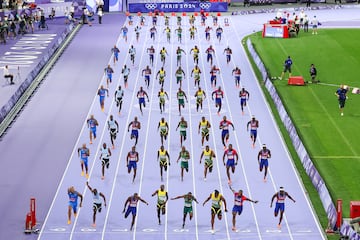 Nota: (La imagen es una composición digital). Vista general de la carrera de los 100 metros lisos, Noah Lyles, de Estados Unidos, fue el más rápido en el Stade de France llevándose el oro al cuello.