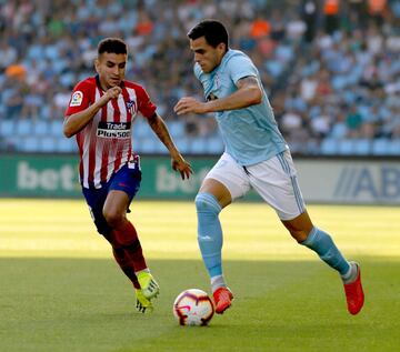 El delantero uruguayo del Celta de Vigo, Maximiliano Gómez, lucha por el balón frente al delantero argentino del Atlético de Madrid, Ángel Correa