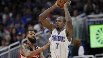 Serge Ibaka ante Markieff Morris.