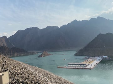 Uno de los lagos que rodean Hatta Dam, en Dubai. Se puede hacer kayak, paddle surf...