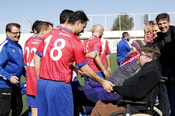 Hoy 1 de noviembre los veteranos del Torrejón y del Rayo Vallecano han goleado a la ELA en un partido solidario disputado en el Campo Municipal Las Veredillas.