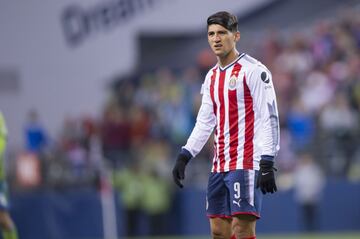 Por alguna razón, al delantero de las Chivas se le da destacar por temas extra cancha. Episodios como su pleito legal con Tigres, sus videos íntimos filtrados y cuando escapó de una situación de secuestro lo han puesto en la mira. De igual forma Zlatan ha dado de que hablar con acciones como irse del campo con sus hijos mientras el partido aún se jugaba, comprar una iglesia en su país para vivir en ella o buscar darle un balonazo al dueño de la Juventus en su presentación también son episodios que se le recuerda.