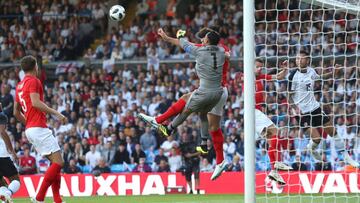 GRAF5851. LEEDS (REINO UNIDO), 07/06/2018.- El portero de Costa Rica Keylor Navas (2-i) despeja un bal&oacute;n durante el partido amistoso ante Inglaterra disputado esta noche en el estadio de Elland Road, en Leeds. EFE/Paul Chesterton