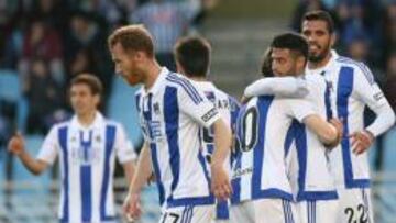 Celebra Carlos Vela su anotación.