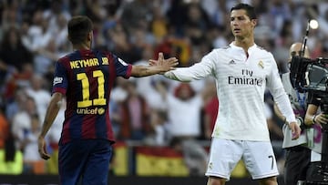 Neymar y Cristiano Ronaldo se dan la mano.