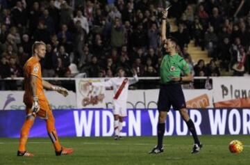 Tarjeta amarilla al portero del Rayo Vallecano, Yoel. 