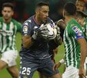 Los tres goles que recibió Bravo en la dolorosa caída del Betis