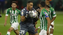 Los tres goles que recibió Bravo en la dolorosa caída del Betis