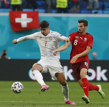 Morata trata de controlar el balón ante Freuler. 
 