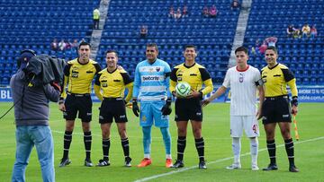 Los capitanes de Atlante y Tapatío posan para la foto con los árbitros