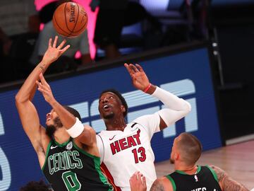 Las dos sensaciones de los Heat en estos playoffs. Bam Adebayo (23 años) es el señor de la zona, tanto en ataque como en defensa. Ha ido creciendo en cada una de sus tres temporadas en la NBA hasta jugar su primer all star y estar nominado al jugador más mejorado. Un torbellino interior, muy del estilo de Draymond Green, capaz de hacer de todo. Él fue quien sentenció a los Celtics en el sexto partido. Tyler Herro (20 años) les masacró en el quinto con 37 puntos, segunda máxima anotación en un partido de playoffs para un jugador de primer año. Escolta anotador, apunta a robo del draft (los Heat le eligieron en el puesto 13).