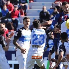 Aleix Vidal da aire al Alavés