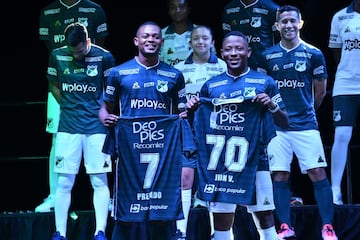 El equipo terminó vínculo con Puma y ahora será vestido por Le Coq Sportif, marca francesa que ya lo vistió hace más de 3 décadas. Borré y Cuéllar recibieron un homenaje por su participación en Copa América.