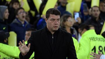 Argentina's Boca Juniors coach Sebasti�n Battaglia gestures during the Copa Libertadores football tournament round of sixteen second leg match between Argentina's Boca Juniors and Brazil's Corinthians at La Bombonera stadium in Buenos Aires on July 5, 2022. (Photo by JUAN MABROMATA / AFP)