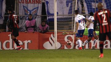 Futbol, Universidad Catolica vs Atletico Paranaense
Copa Libertadores 2017
El jugador de Atletico Paranaense Eduardo da Silva, izquierda, marca su gol contra Universidad Catolica durante el partido de Copa Libertadores disputado en el estadio San Carlo