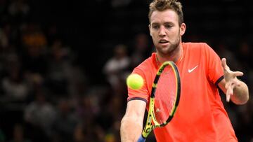 Jack Sock devuelve una bola ante Richard Gasquet durante su partido en el Masters 1000 - Rolex Paris Masters de 2018.