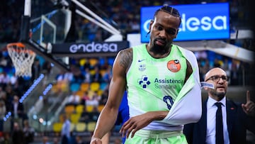 Kevin Punter, escolta del Barça, sale con el brazo en cabestrillo tras lesionares frente a La Laguna Tenerife en los cuartos de la Copa.