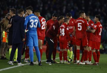 Tras el gol del empate de Fekir, Joan Jordán fue agredido desde la grada con el lanzamiento de un palo y el encuentro fue suspendido.