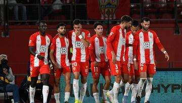 Los jugadores del Almería celebran el 1-0 de Arribas.