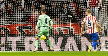 El primer gol del Atlético de Madrid fue con los colores granotas. Fue Pablo Barrios, eso sí, el encargado de forzarlo. Su centro lateral lo rozó Ryan y, posteriormente, tocó en un Dela que mandó sin querer el balón al fondo de la portería. 