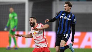 Soccer Football - Europa League - Quarter Final - First Leg - RB Leipzig v Atalanta - Red Bull Arena, Leipzig, Germany - April 7, 2022  RB Leipzig&#039;s Josko Gvardiol in action with Atalanta&#039;s Aleksei Miranchuk REUTERS/Annegret Hilse