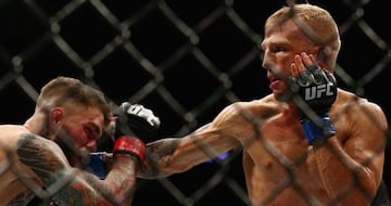 T.J. Dillashaw golpea a Cody Garbrandt durante su combate en el UFC 217.