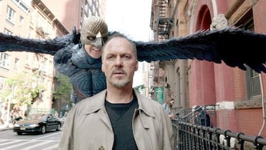 Iñárritu es uno de los directores favoritos de la academia de los últimos años. Además de Mejor Película, se llevó Mejor Dirección, Mejor Guion Original y Mejor Fotografía. Esta autoparodia en la que Michael Keaton interpreta a un actor fracasado y marcado por un papel de éxito hace tiempo de un superhéroe pájaro (Birdman), ganó a films como 'Boyhood' o 'Grand Hotel Budapest'. 