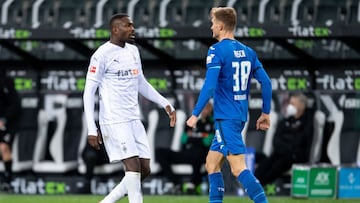Marcus Thuram se acerca a Posch en una acción que terminó con el escupitajo.