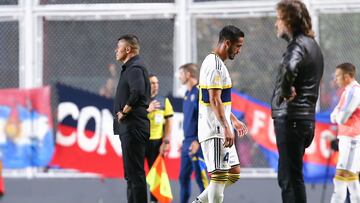 AME800. BUENOS AIRES (ARGENTINA), 12/04/2023.- Nicolás Figal (c) de Boca Juniors sale hoy expulsado contra San Lorenzo, durante un partido por la fecha 11 de la Liga Profesional 2023, en el Estadio Pedro Bidegaín "El Nuevo Gasómetro", en Buenos Aires (Argentina). EFE/ Luciano González