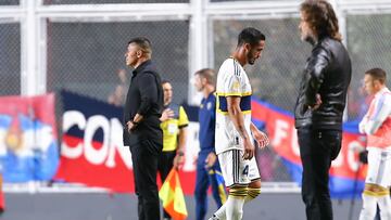 AME800. BUENOS AIRES (ARGENTINA), 12/04/2023.- Nicolás Figal (c) de Boca Juniors sale hoy expulsado contra San Lorenzo, durante un partido por la fecha 11 de la Liga Profesional 2023, en el Estadio Pedro Bidegaín "El Nuevo Gasómetro", en Buenos Aires (Argentina). EFE/ Luciano González
