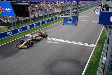 Victoria número 60 de Max Verstappen. En la imagen, el piloto neerlandés cruza la línea de meta con la bandera de cuadros ondeando.