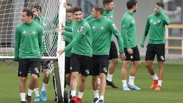 El canterano bético Redru, entre Guardado y Joaquín, repetiría en lateral izquierdo.
