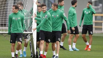 El canterano b&eacute;tico Redru, entre Guardado y Joaqu&iacute;n, repetir&iacute;a en lateral izquierdo.