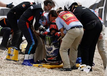 El francés se había quedado tendido en la grava, pero a priori parece que no ha habido consecuencias graves.