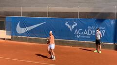 Rafa Nadal entrena bajo la supervisi&oacute;n de Carlos Moy&agrave; en las pistas de arcilla de la Rafa Nadal Academy by Movistar.