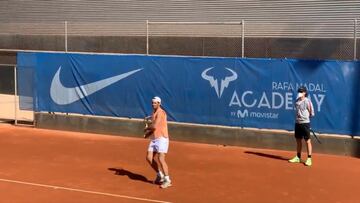 Rafa Nadal entrena bajo la supervisión de Carlos Moyà en las pistas de arcilla de la Rafa Nadal Academy by Movistar.