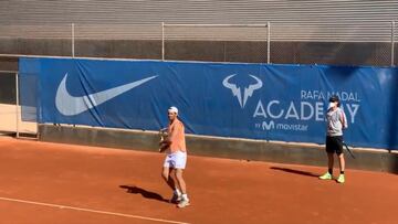 Rafa Nadal entrena bajo la supervisi&oacute;n de Carlos Moy&agrave; en las pistas de arcilla de la Rafa Nadal Academy by Movistar.