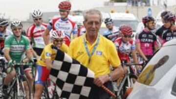 Federico Mart&iacute;n Bahamontes en la salida neutralizada de la primera etapa de la Vuelta a Toledo. 
 